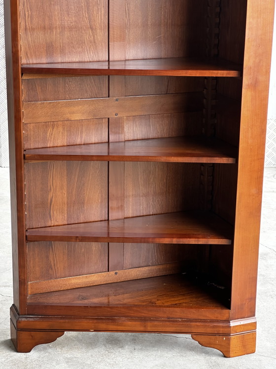 Image 1 of Libreria angolare in legno massello di ciliegio - manifattura del XX secolo