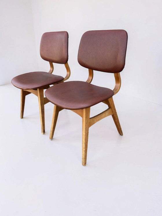 Image 1 of Set di 2 sedie da pranzo vintage con rivestimento in similpelle marrone rossiccio.