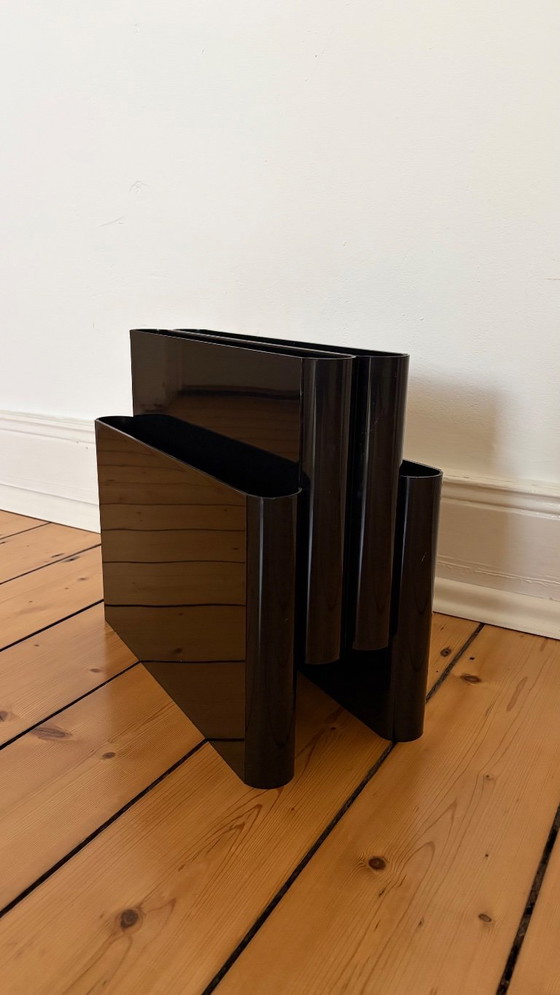 Tijdschriftenrek van Giotto Stoppino voor Kartell, jaren 70, in zwart. – Plastic (photo 3 of 8)