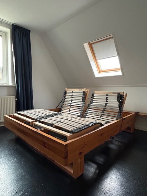 Estructura de cama de pino macizo de los años 70, de Ate van Apeldoorn. – Camas de matrimonio, Wood (photo 12 of 21)