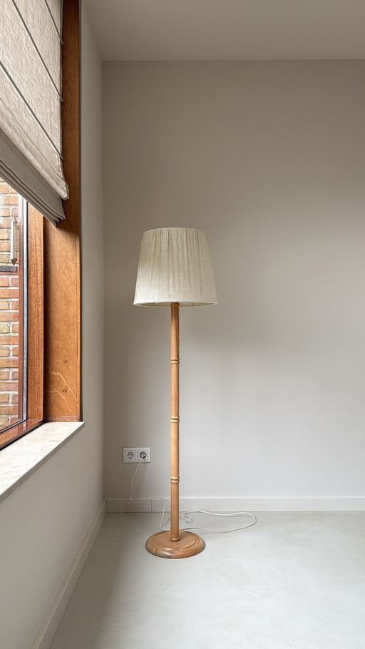 Lampadaire vintage en bois de GB Solbackens Svarveri de Suède