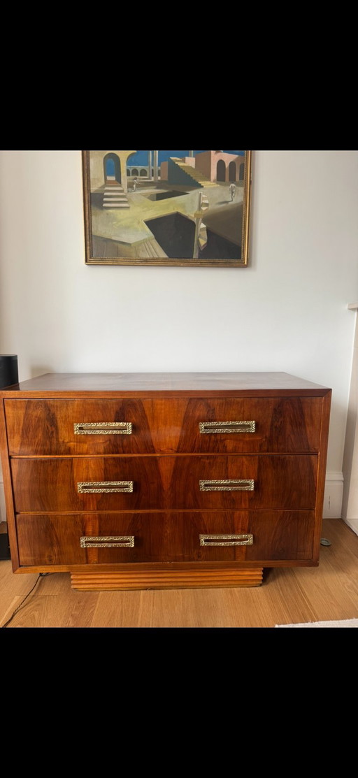 Vintage grote Italiaanse walnotenhouten commode met drie lades en messing handgrepen met textuur.