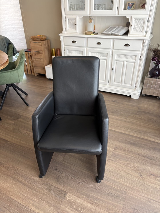 Image 1 of 4 sillas de diseño de cuero negro de la marca Sijben con ruedas.