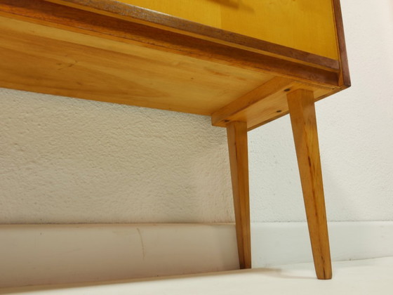 Image 1 of Commode/armoire d'entrée vintage des années 1960 – makoré et bouleau, poignées en laiton, style Mid-Century