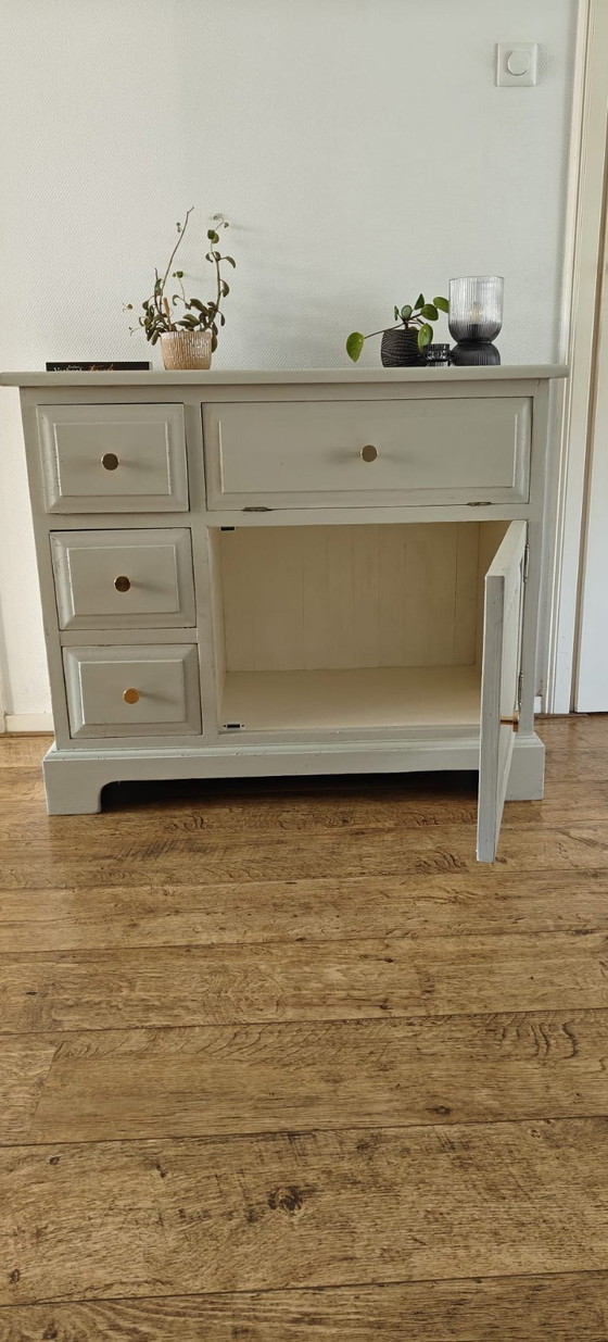 Image 1 of Landelijk kastje / dressoir – beige met messing knoppen