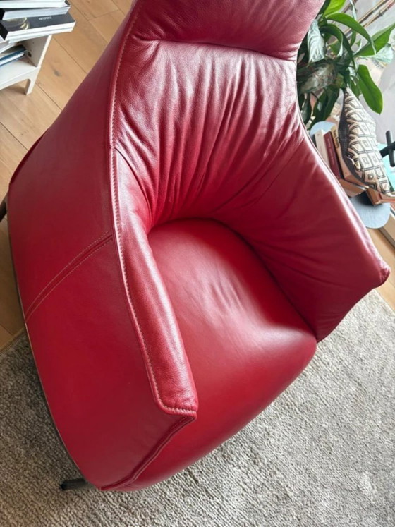 Poltrona Frau Archibald Sessel mit rotem Leder-Pouf (Foto 8 von 15)