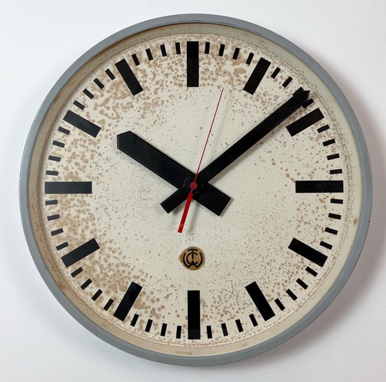 Grande orologio da parete industriale grigio da stazione di CTW, 1960 – Vetro, Ferro (photo 3 of 18)