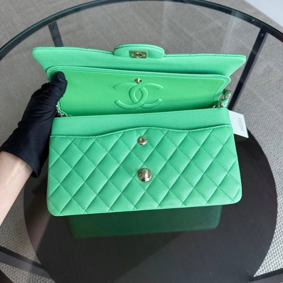 Image 1 of Chanel Classic Flap Medium - Caviar 25CM Gewatteerd Groen Goudkleurige Hardware Serie 27