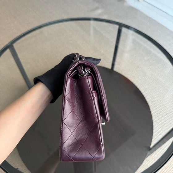Image 1 of Borsa Chanel Classic Flap Medium - 25 cm in pelle di agnello trapuntata viola con finiture nere, serie 15