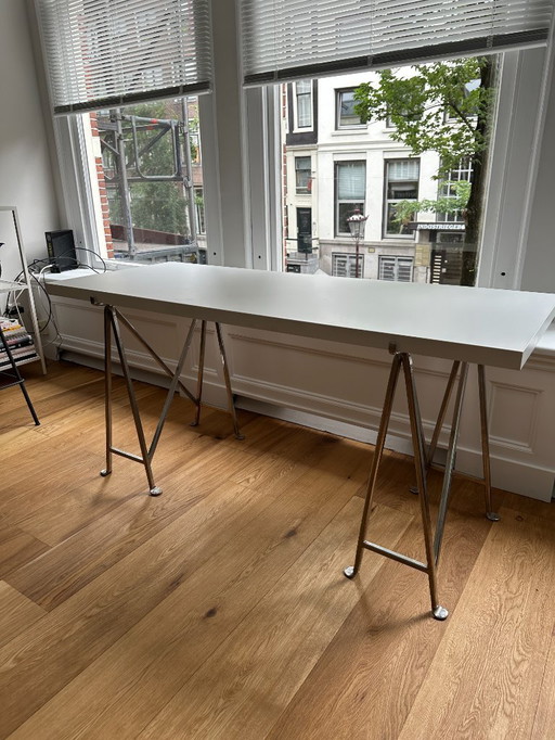 Bureautafel Gingerbread, verchroomd smeedijzer onderstel met blad