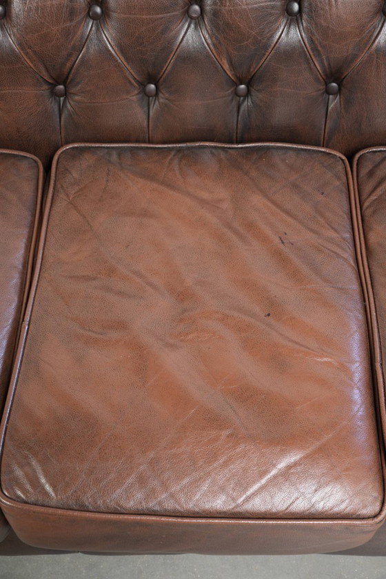 Image 1 of Sofá Chesterfield de 3 plazas de piel de vaca marrón, de estilo inglés, con hermosos detalles.