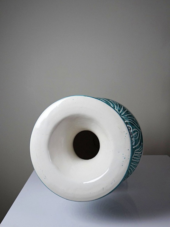 Image 1 of Grote vintage balustervaas van turkooizen keramiek met ingesneden decoratie.