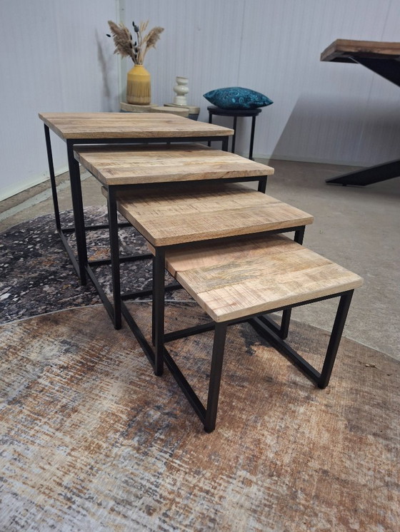 Image 1 of Ensemble de 4 tables basses en bois de manguier et métal, neuves