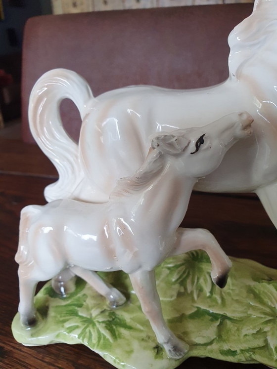 Image 1 of Figurita de cerámica antigua de una yegua con su potrillo, ca. 1950-1970