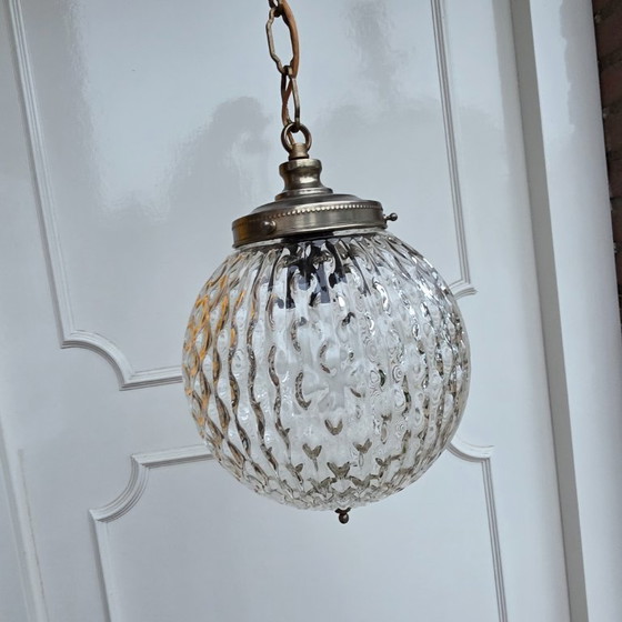 Image 1 of Lampadario vintage Art Déco a globo, lampada a sospensione in vetro pressato