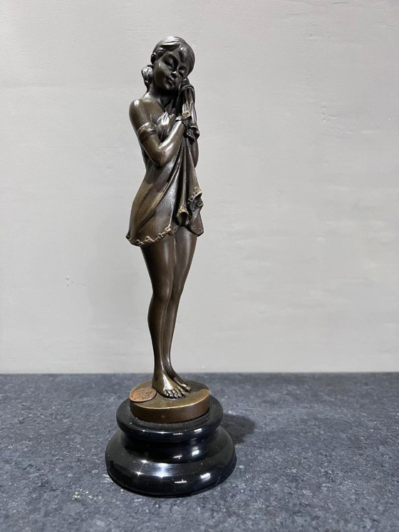 Image 1 of Scultura in bronzo di una donna in piedi su base di marmo