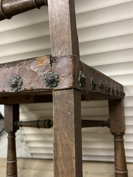 Prachtig antieke set stoelen cuir repoussé metalen siernagel – Eetkamerstoelen, Leather (photo 11 of 14)