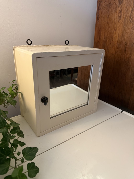 Image 1 of Vintage wandkastje crème met spiegel