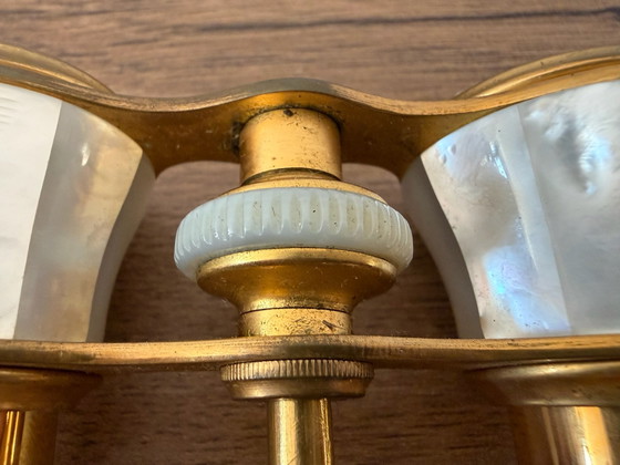 Antico binocolo da teatro in madreperla e ottone dorato, Iris Paris, Circa 1900, Oggetti decorativi, Bianco (foto 11 di 12)