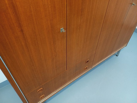 Image 1 of Vintage Scandinavische modernistische kledingkast van teakhout en metaal uit de jaren 60.