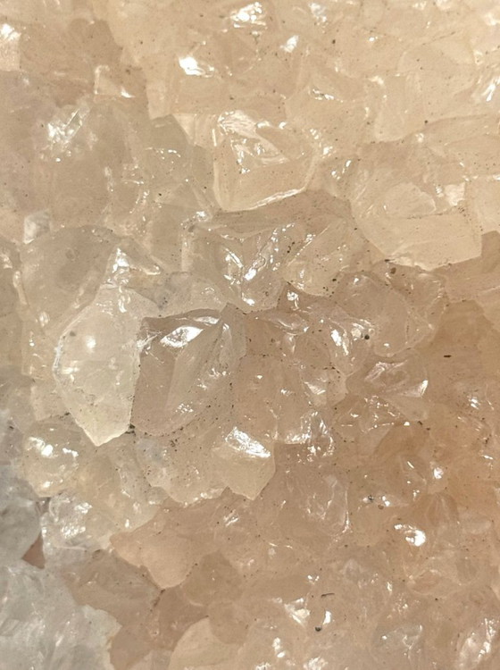 Image 1 of Dekoratives Duo – Gebänderte Kalzitkugel (Marmoronyx) und Kalzitkristall auf Sockeln