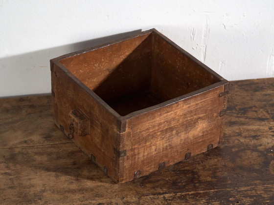 Antique Chinese wooden basket with iron straps – China, circa 1900 – Decorative Objects (photo 10 of 34)