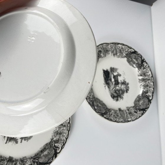 Image 1 of Trio antieke Sarreguemines U&C-borden, jachtscène, 1850 - 19e eeuw, zwart aardewerk, De hinde, Gems, Vos