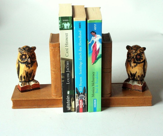 Image 1 of 2 handgesneden houten boekensteunen met uilen - jaren 1950