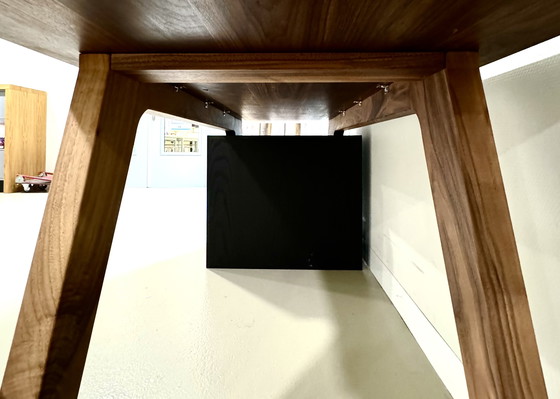 Image 1 of Bureau en noyer massif