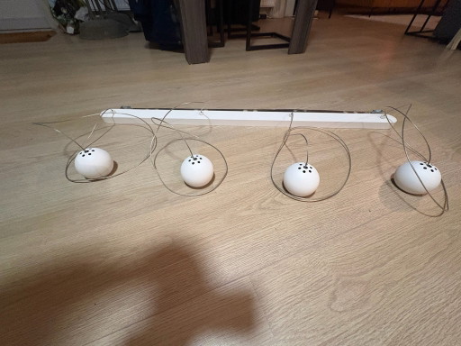 Splendida Lampada a Sospensione Design Lirio by Philips ‘Planet’ – 4 Luci