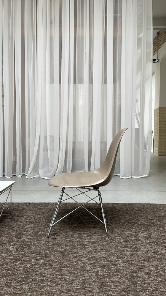 1x Herman Miller Eames LKR lounge chair, Chairs and lounge chairs, Chrome, Fiberglass, Beige (photo 3 of 10)
