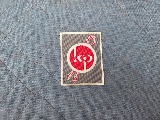 Image 1 of Canapé 3 places danois des années 1950, velours d'ameublement, bois de frêne, maille d'ameublement.