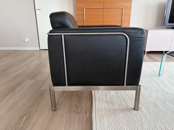 Fauteuil en cuir noir avec cadre couleur argent (photo 3 of 10)