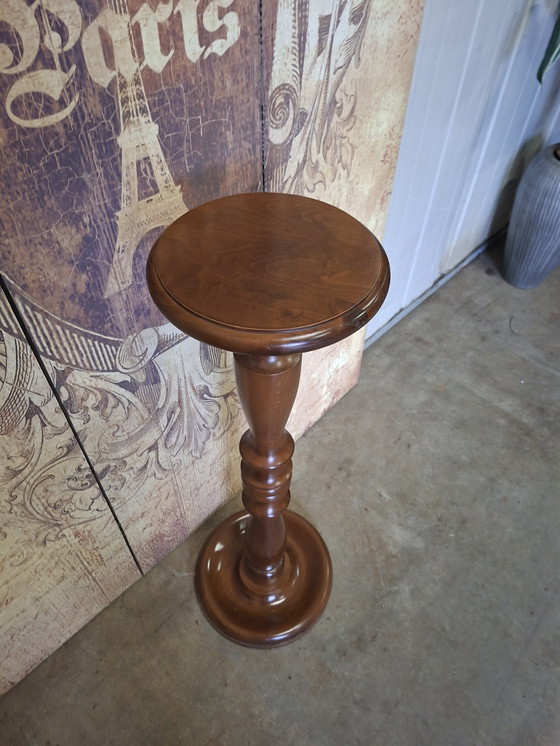 Image 1 of Klassischer Pflanzentisch mit Sockel in Walnussfarbe, Maße: Durchmesser der Tischplatte 2 Zoll, Höhe 86 cm.