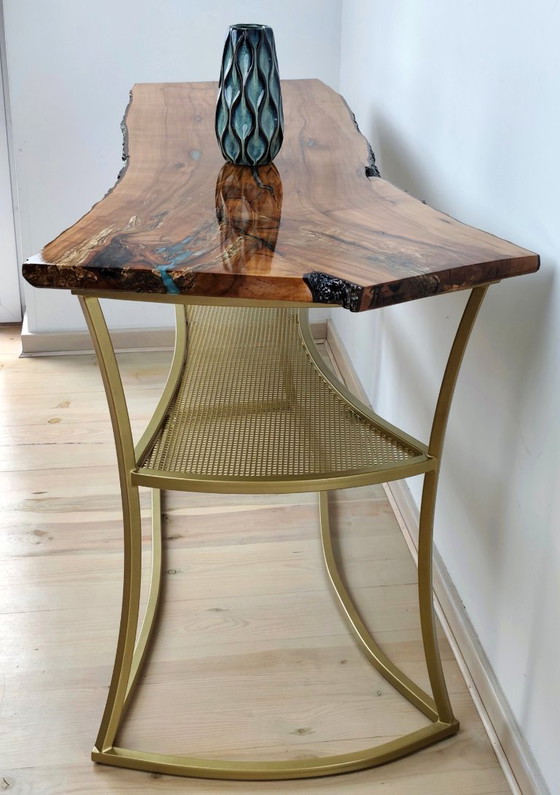 Image 1 of Oro del Perú | Consola exclusiva de madera de manzano con resina luminiscente turquesa y base dorada