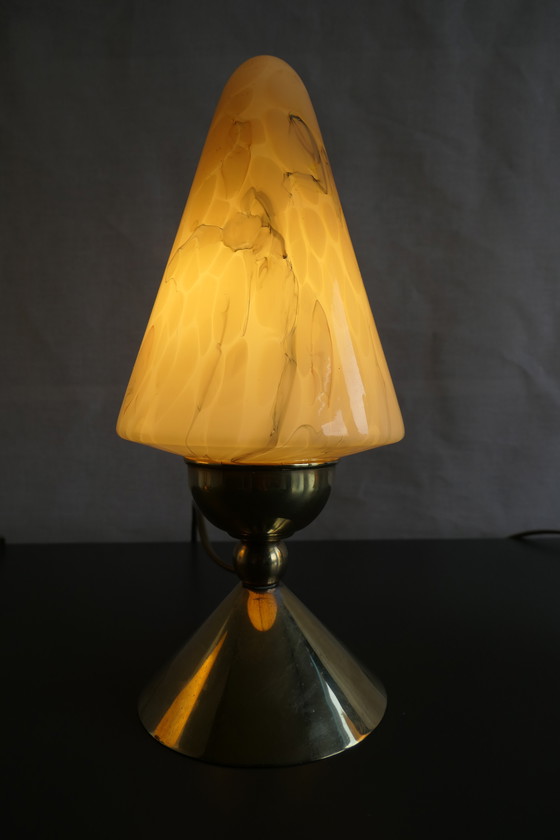 Image 1 of Tre caratteristiche lampade da tavolo Art Déco, coniche, in ottone e vetro marmorizzato