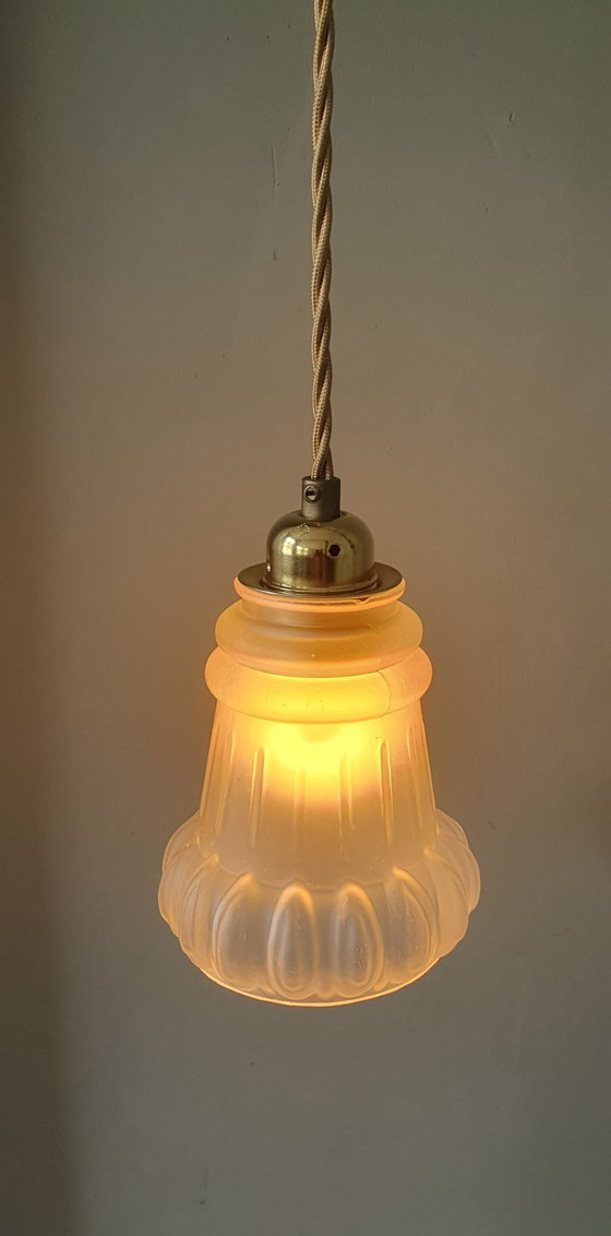 Image 1 of Suspension en verre antique. Forme florale en verre dépoli.