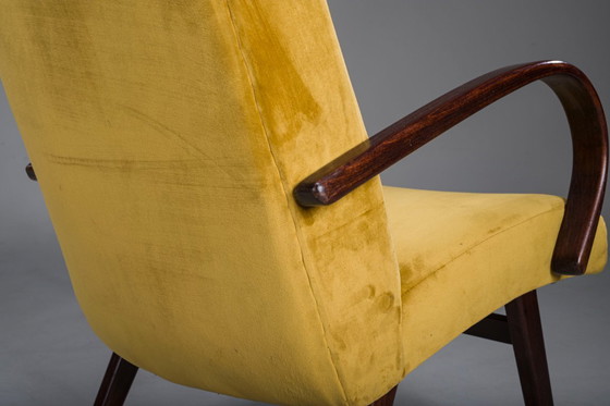 Image 1 of Model 53 fauteuils in mosterdgeel fluweel, toegeschreven aan Jaroslav Smidek voor Ton, jaren 60, set van 2