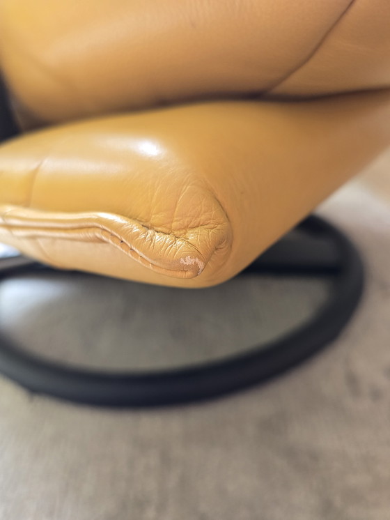 Image 1 of Fauteuil pivotant Rolf Benz jaune ocre