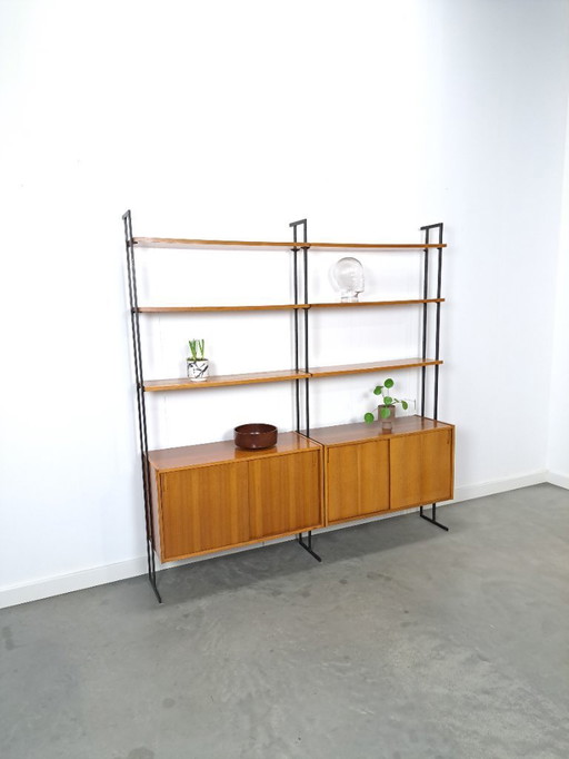 Parete componibile Omnia, Hilker, teak e acciaio nero con ripiani e contenitori