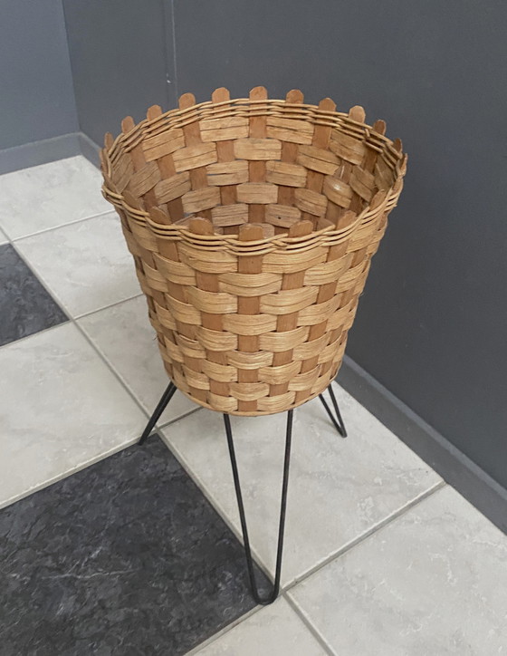 Image 1 of Cesta de mimbre con patas de metal, década de 1970