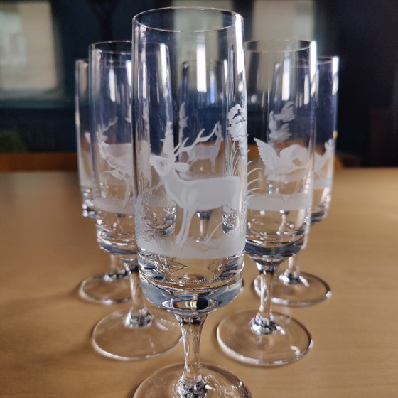 Image 1 of Elegantes Set aus 6 Kristallsektgläsern, fein graviert mit einer Jagdszene