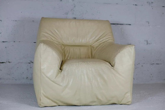 Image 1 of Crèmekleurige fauteuil van leer en schuim