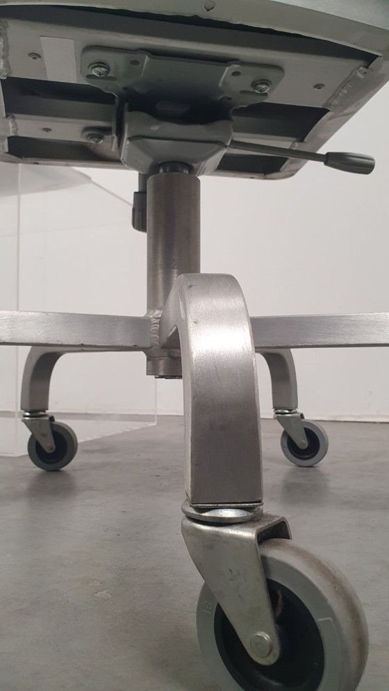 Sedia da ufficio Emeo Design Philippe Starck, ruote Hudson, alluminio – Emeco, Sedie da ufficio, Plastic (photo 11 of 19)