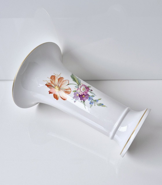 Image 1 of Vaso KPM Berlin, decorazione floreale con bordi dorati, dipinto a mano, 19,3 cm