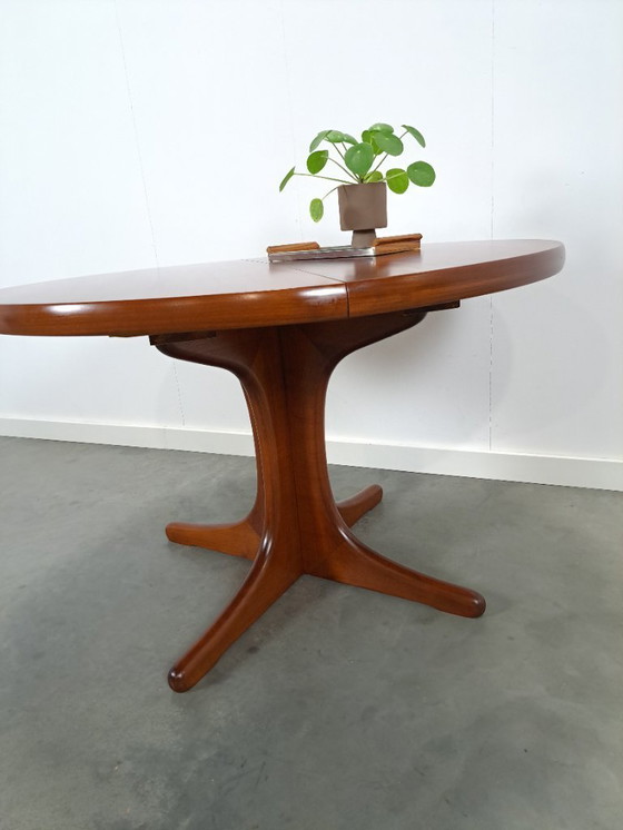 Image 1 of Rond ovaal teak uitschuifbare eettafel vintage