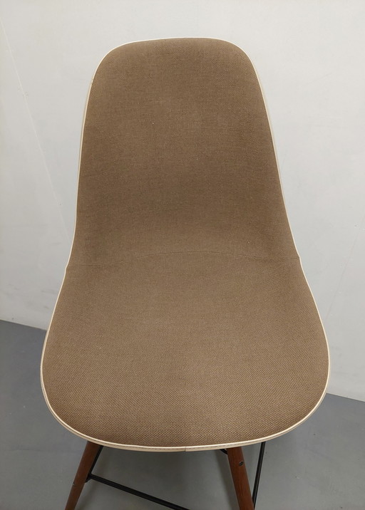 2Exclusive bar stools with swivel.