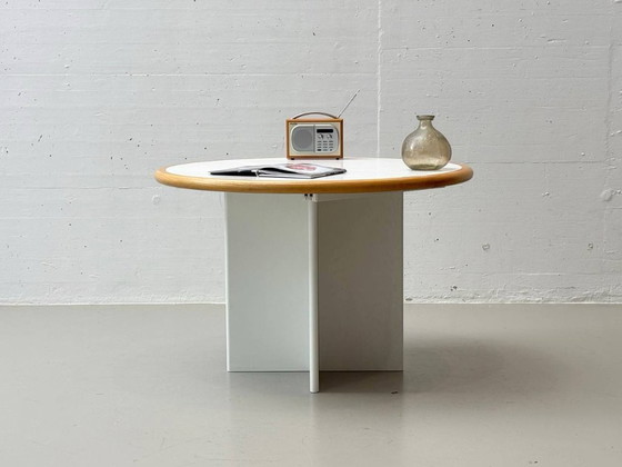 Image 1 of Tavolo da pranzo rotondo bianco, allungabile in legno massiccio