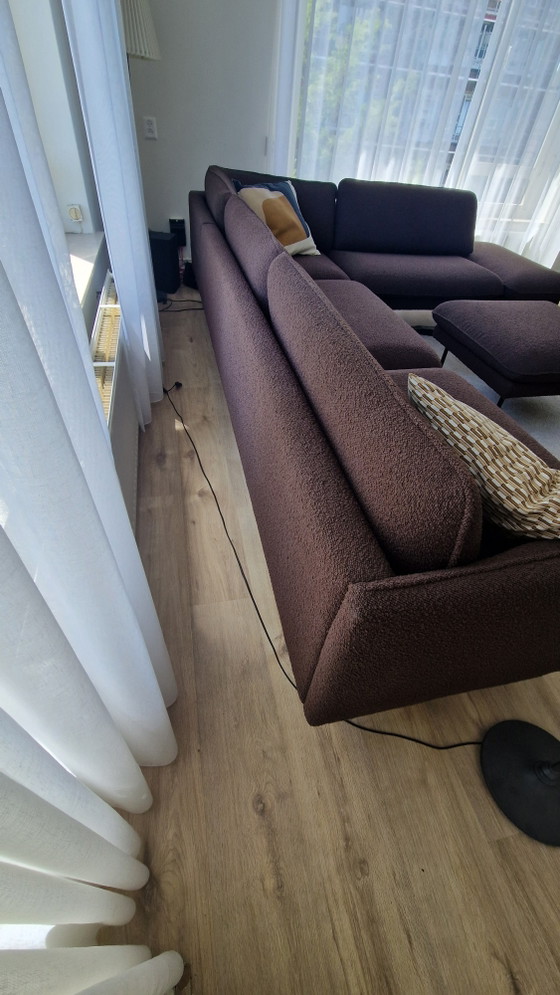 Image 1 of Divano angolare Sav&Okse marrone con pouf, modello Jonne