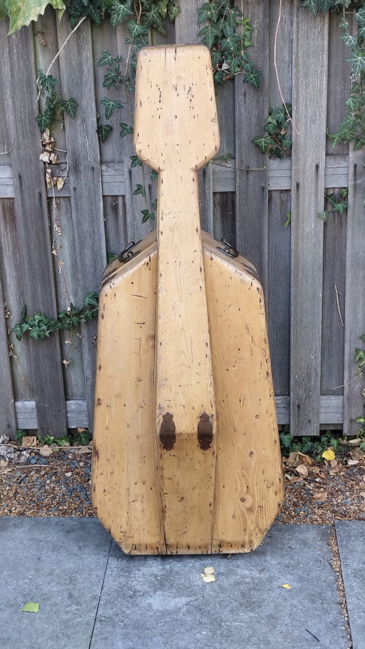Ein hölzerner Cellokasten aus dem 19. Jahrhundert. – decoratieve objecten, Wood